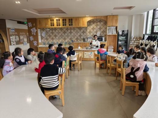 【生命迈幼&middot;校园新闻】童心敬老 情暖重阳_html_40d0070.jpg