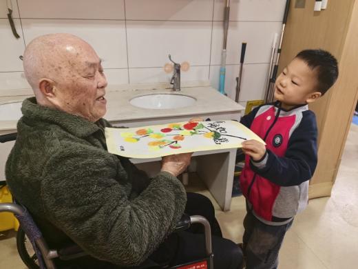 【生命迈幼·校园新闻】童心敬老 情暖重阳_html_392b493c.jpg