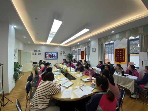 新闻稿幼儿园一日生活过渡环节组织与指导_html_4edb395c.jpg