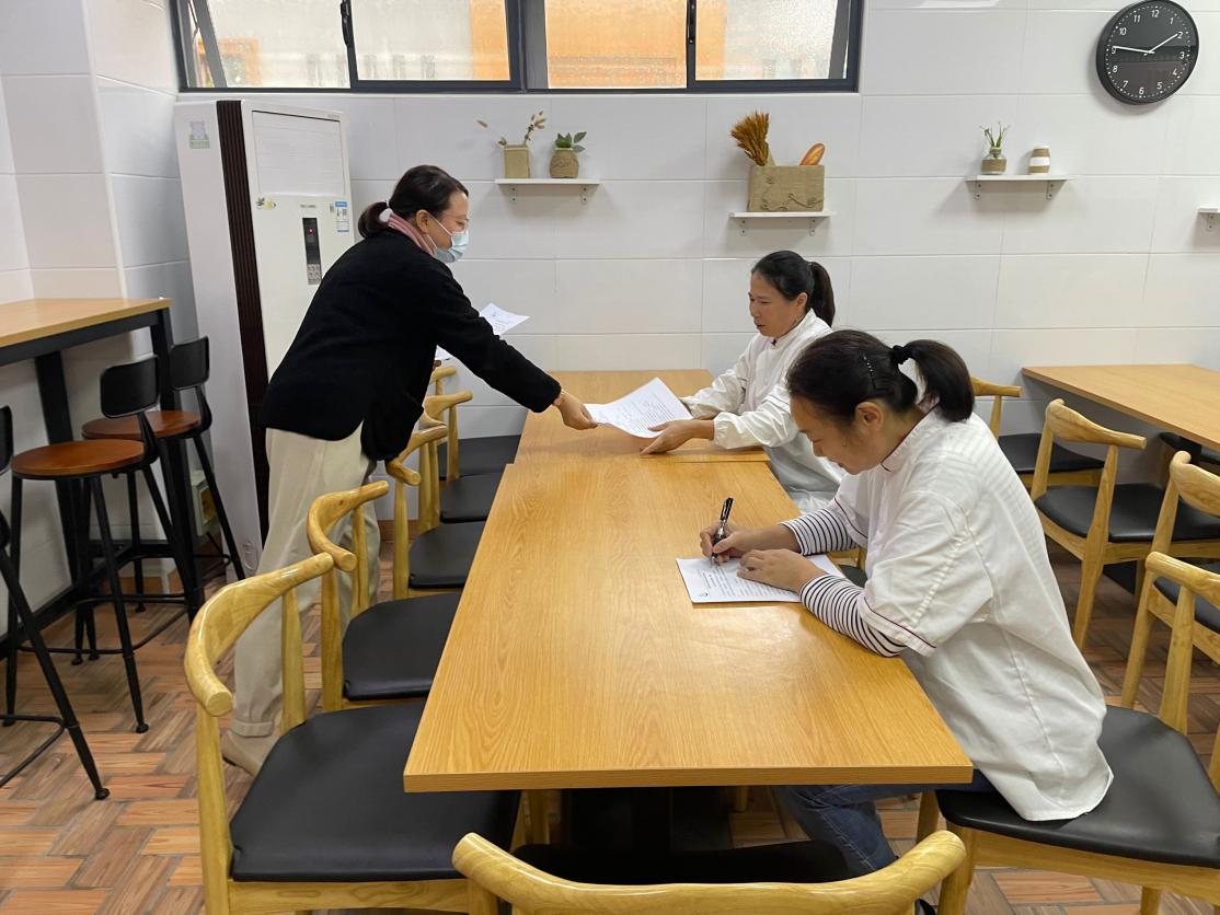 食堂人员理论知识比赛报道10.20_html_65dc89ff.jpg
