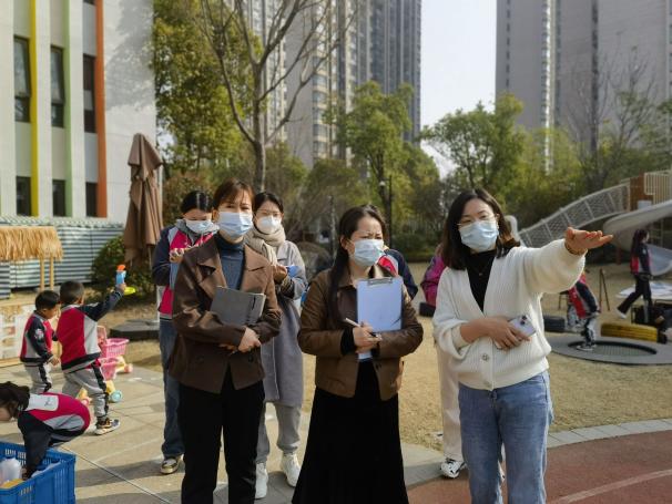 【生命迈幼·教学动态】专家入园精指导 聚焦创游求精进_html_m25fe5b59.jpg