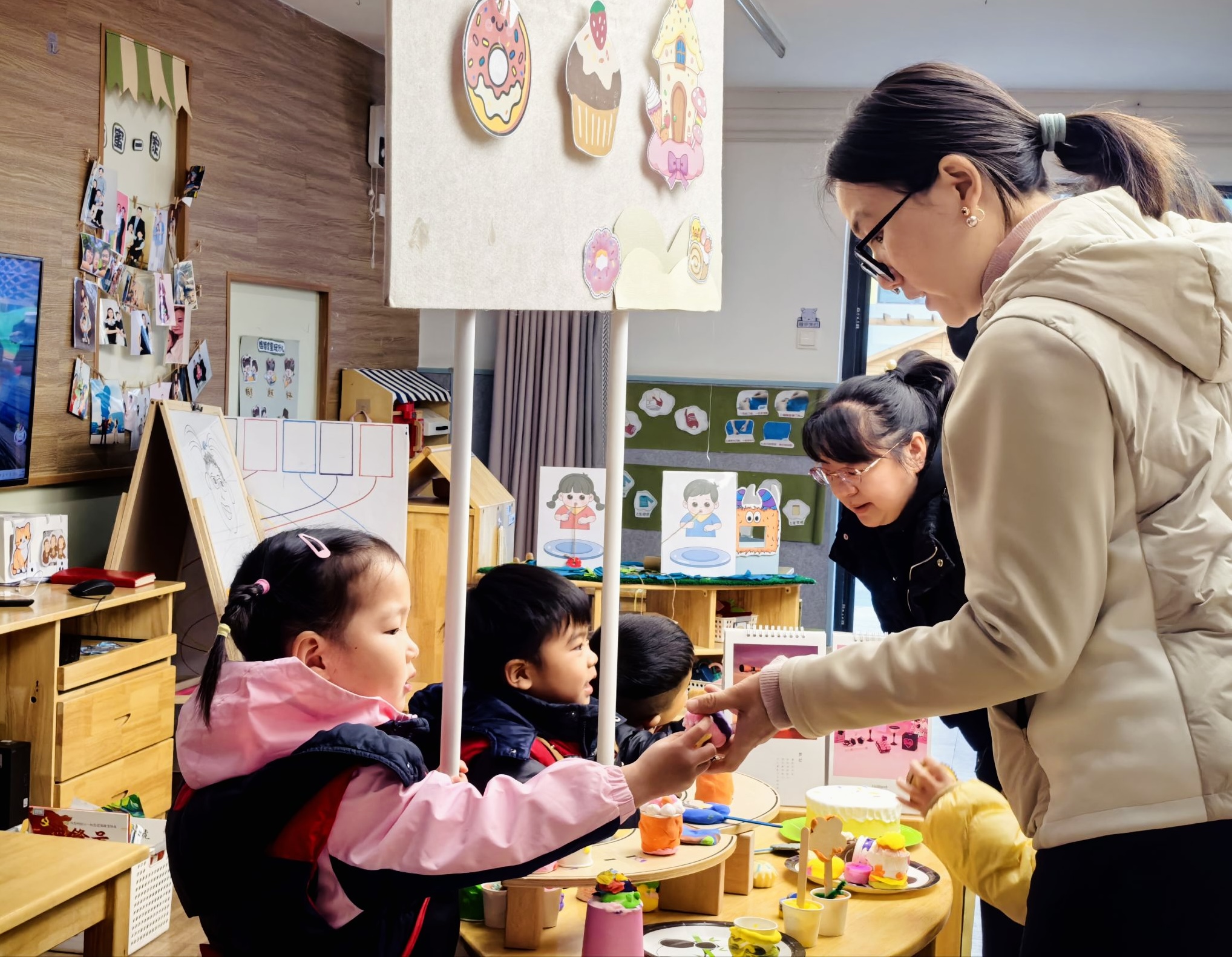 定稿【生命迈幼·教学动态】以爱为桥 见证绽放——记迈幼嘉誉山分园家长半日开放活动_html_m7aa21383.jpg