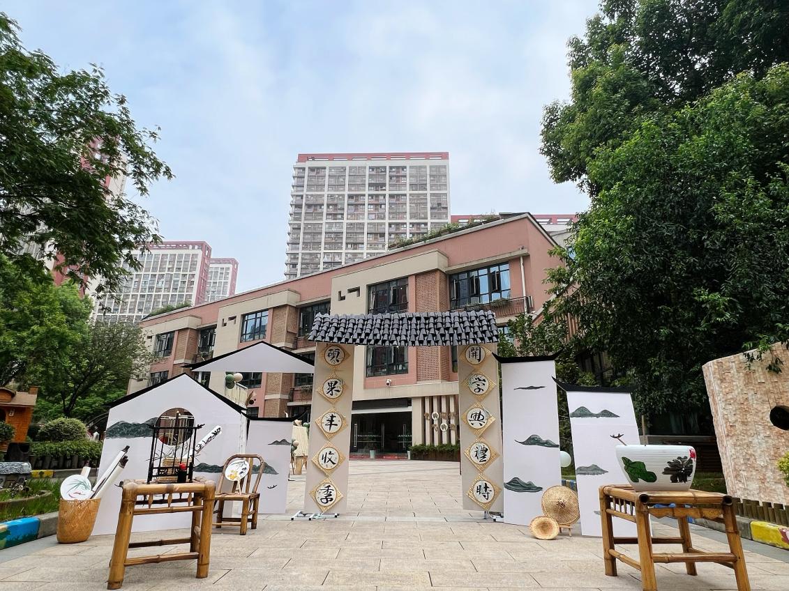 栖霞教育2022.9.1【生命迈幼·校园新闻】硕果丰收季  开学典礼时_html_m26ce317c.jpg