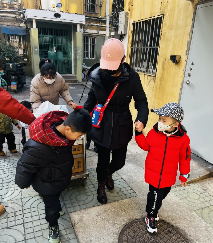 20250114燕华社区慰问老人_html_m628d2425.png