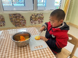 20250109【生活燕幼&middot;园区动态】温馨萌趣，生日悦享——十二月“小桃子”集体生日会_html_m7c208d87.jpg
