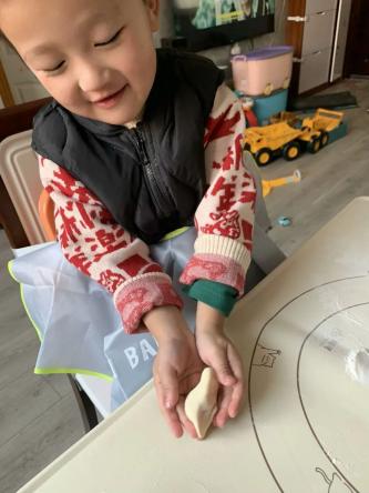 20240220【生活燕幼·园区动态】“新年齐动手，劳动乐无穷”——幼儿寒假日常生活劳动实践活动_html_73ec8e92.jpg