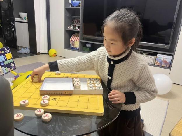 20240220【生活燕幼·园区动态】“新年齐动手，劳动乐无穷”——幼儿寒假日常生活劳动实践活动_html_5fccdb74.jpg