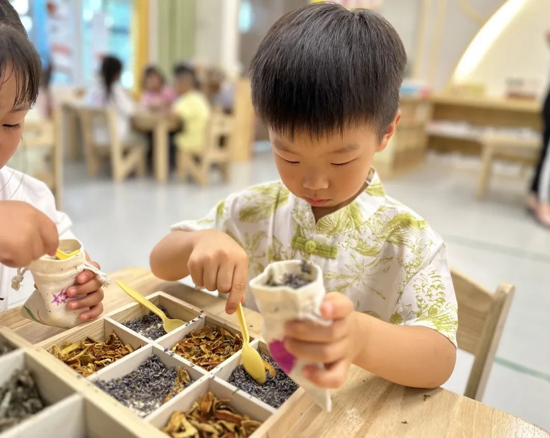20230621【生活燕幼·园区动态】燕鸣苑分园：“粽”享童趣，缤纷端午——端午节活动_html_49c62c8b.jpg