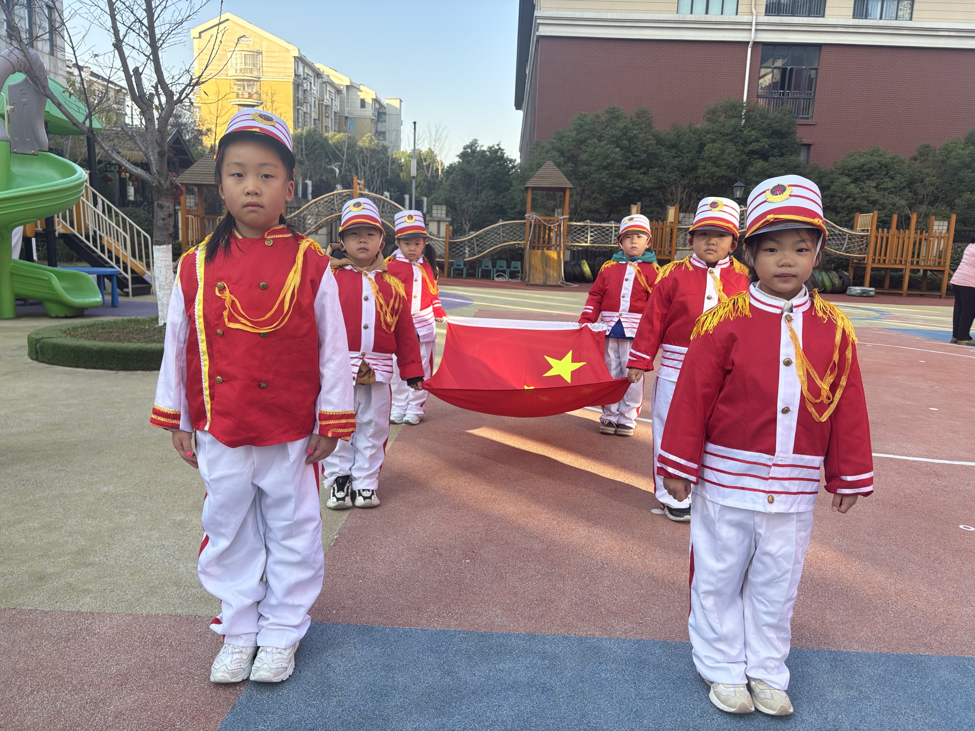 20250217【生活燕幼·园区动态】新城分园——大二班升旗仪式_html_4cc55c46.jpg