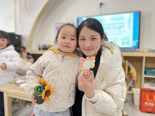 20240308 【生活燕幼·园区动态】人间最美三月天 家园共育绽芳华——三八节亲子手工暨家长学校活动_html_m5fcf642b.jpg