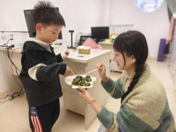 20240403【生活燕幼·园区动态】“浸润童心 情忆清明”——舌尖上的节气之清明_html_m764c6a77.jpg