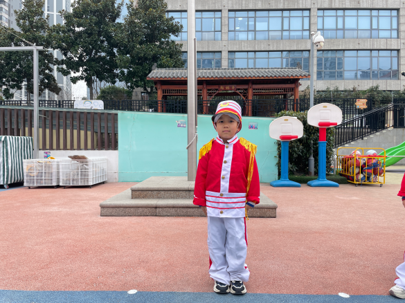 20250310【生活燕幼&middot;园区动态】新城分园：小小升旗手，快乐伴我行——中二班升旗仪式_html_mc7598d.png
