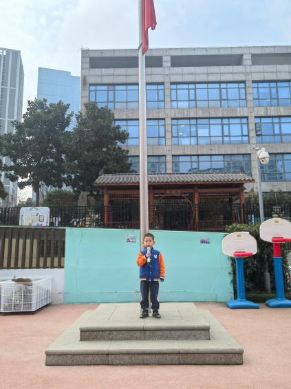 20250310【生活燕幼&middot;园区动态】新城分园：小小升旗手，快乐伴我行——中二班升旗仪式_html_455824da.png