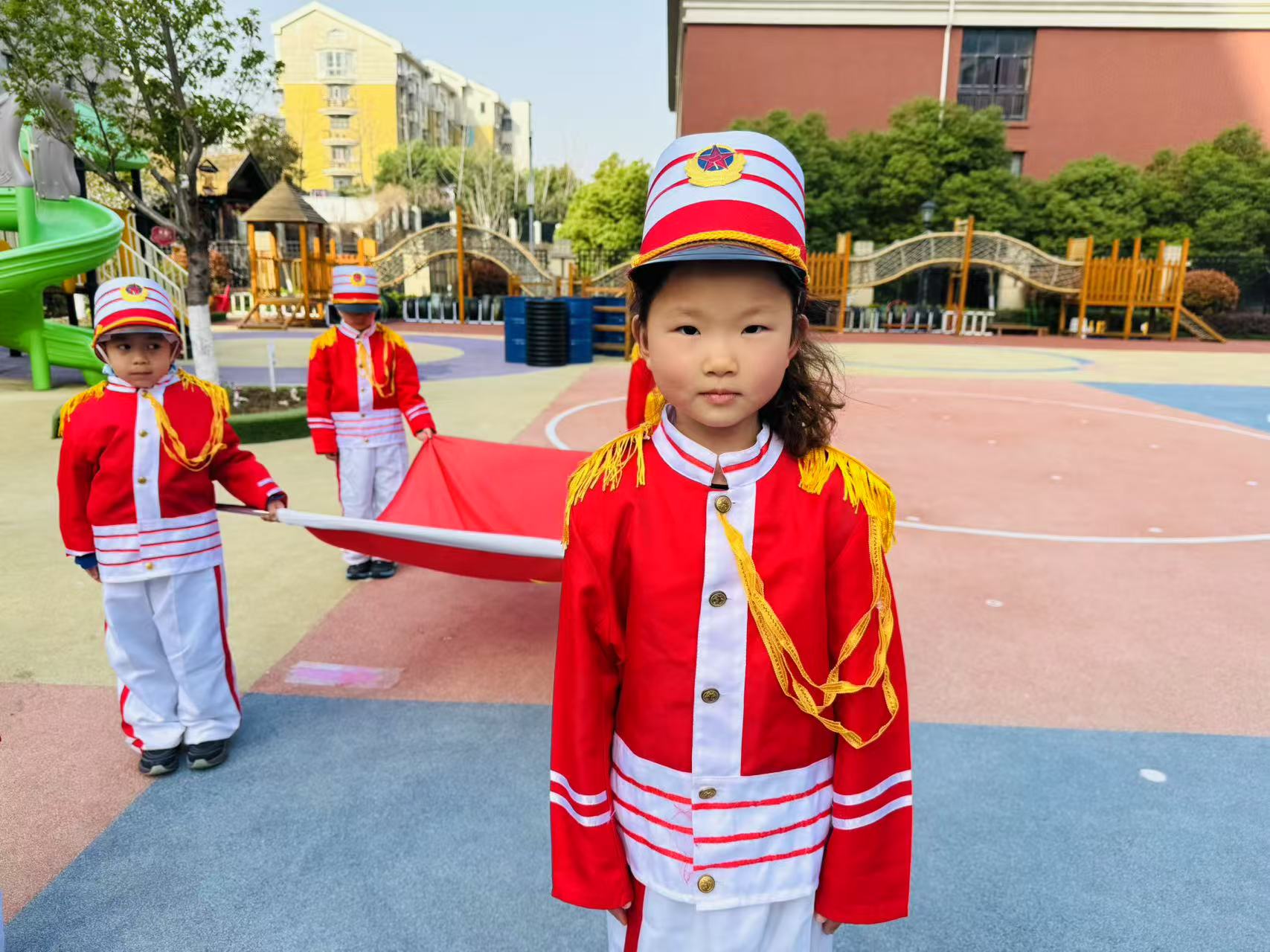 20250324【生活燕幼&middot;园区动态】新城分园——我是小小升旗手大五班升旗活动(1)_html_6d64ec23.jpg