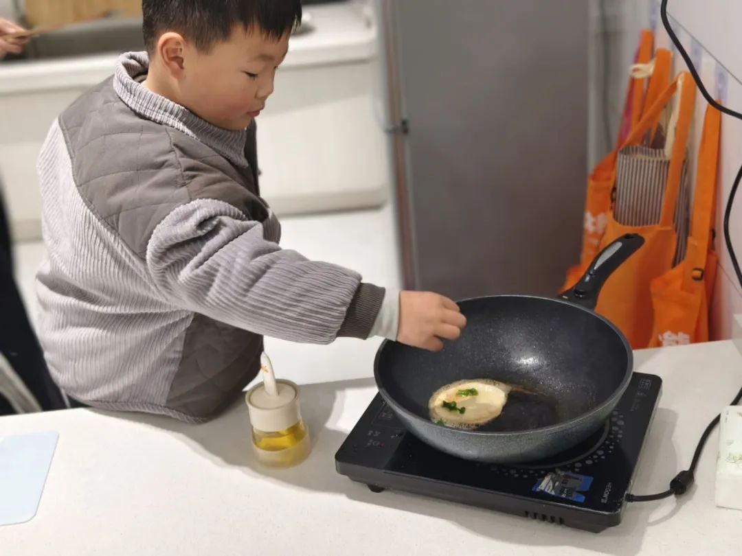 20250304【生活燕幼·园区动态】燕鸣苑分园：“蛰逢春动，饼香悦节”——舌尖上的节气之惊蛰_html_m70e322b5.jpg