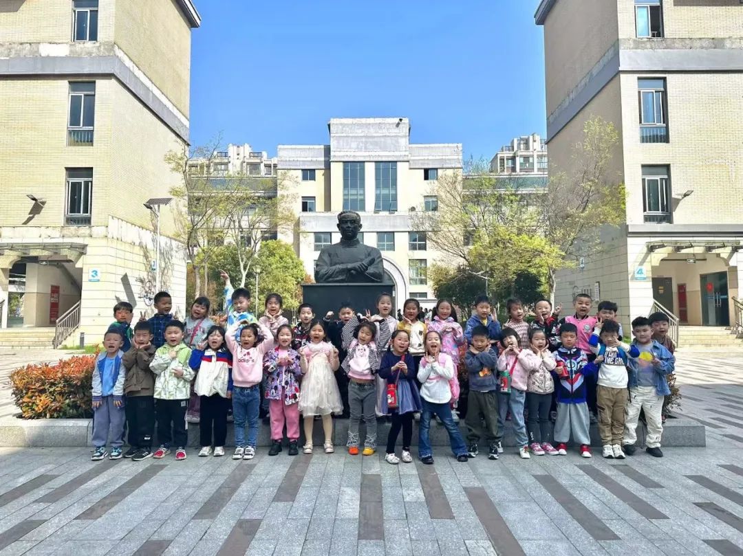 【生活燕幼·园区动态】下庙分园：“大班萌娃探小学，开启人生新篇章”——记幼儿园大班进小学体验活动(1)_html_61f3c66c.jpg