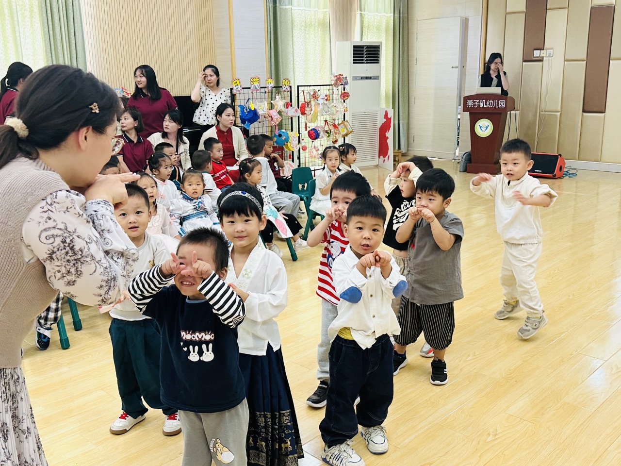 【生活燕幼·年级组动态】下庙分园： “月满中秋，欢聚国庆”——迎中秋国庆音乐会活动_html_6f6a2837.jpg