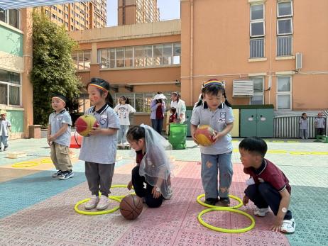 【生活燕幼·园区动态】下庙分园：“大手牵小手，球趣乐无穷”——小中班运动会_html_m4cb89a65.jpg