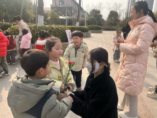 (已瘦身)20250414【生活燕幼·年级组动态】新城分园：“春天不是读书天，行知路上乐实践”——小桃子研学活动_html_401d0d42.png