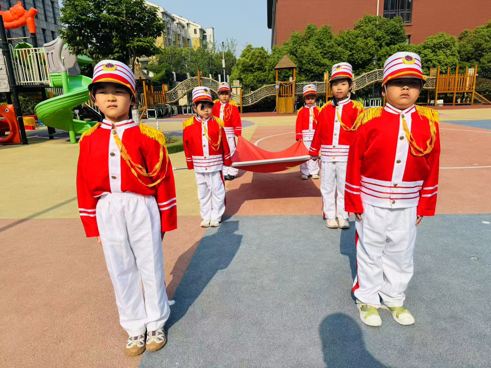 20250428【生活燕幼·园区动态】新城分园——我是小小升旗手大五班升旗活动_html_2f522987.jpg