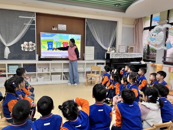 2023.5.6【生活燕幼∙园区动态】新城分园：垃圾不落地，社区更美丽—中五班、小一班社区活动_html_2451408c.jpg
