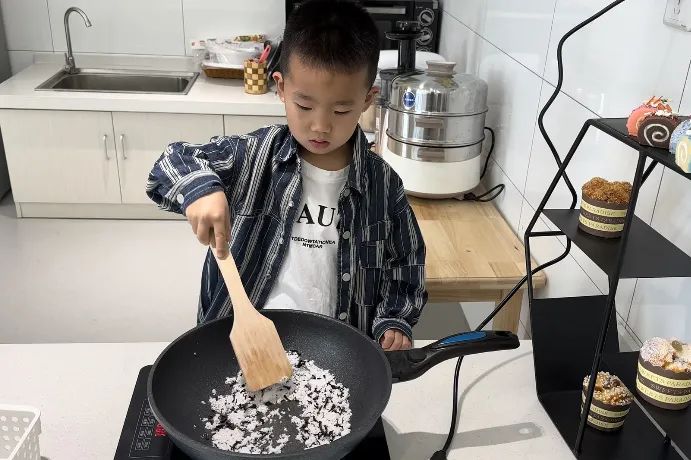 20230421 【生活燕幼·园区动态】燕鸣苑分园：一杯春滋味 闲时饮茶香——记小三班清明节气活动_html_5d628c4a.jpg