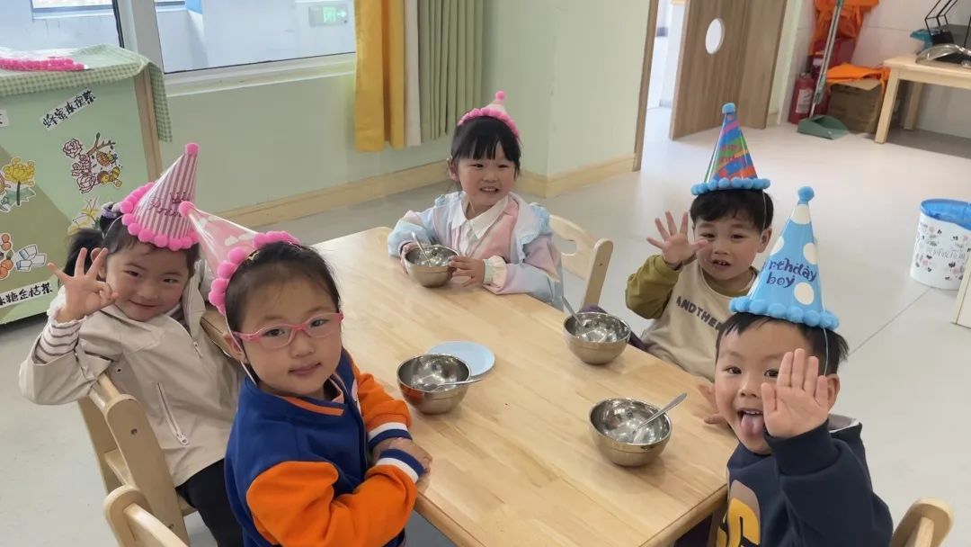 20230509【生活燕幼·园区动态】燕鸣苑分园：小小时光，岁岁成长——记五月“小桃子”集体生日会_html_145146d0.jpg