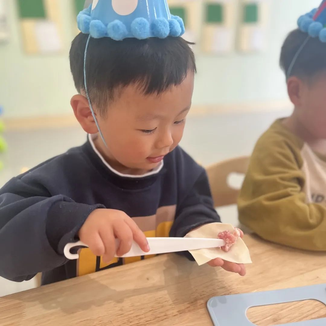 20230509【生活燕幼·园区动态】燕鸣苑分园：小小时光，岁岁成长——记五月“小桃子”集体生日会_html_113dab9f.jpg
