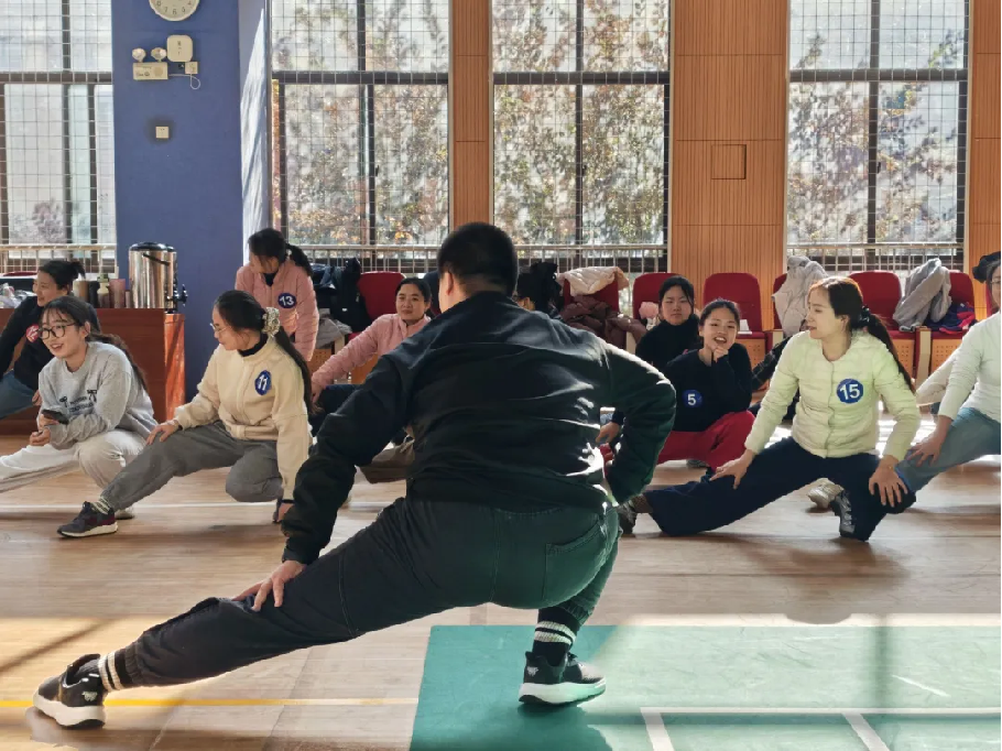 20251124【生活燕幼·园区动态】新城分园:“羽” 你同行展风采 师德铸魂暖初冬 —— 教职工羽毛球趣味赛_html_48baa7cd.png