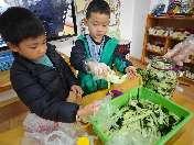 20241122【生活燕幼·园区动态】中心园：“小雪至，寒冬始”——小雪节气活动_html_53624b45.jpg