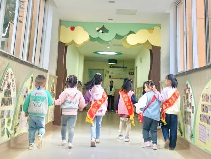 【生活燕幼·年级组动态】下庙分园：“大带小，乐成长”——小班幼儿成长纪实_html_1a5e13b1.jpg