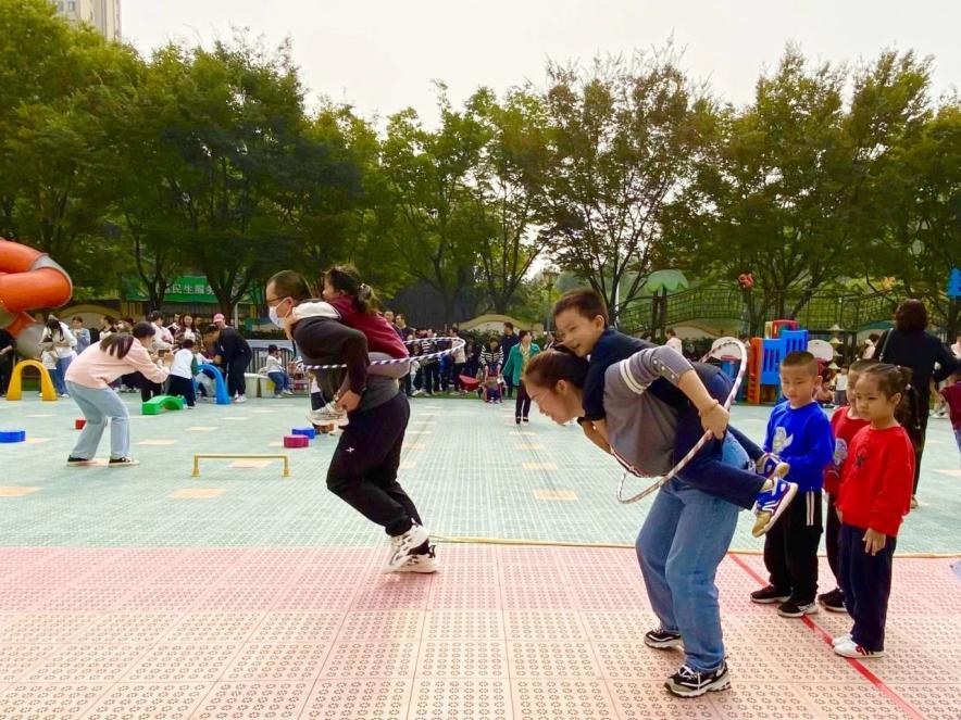 【生活燕幼·年级组动态】下庙分园：“大手牵小手，一起来运动”——中班半日开放暨亲子运动会活动_html_7ec6d439.jpg