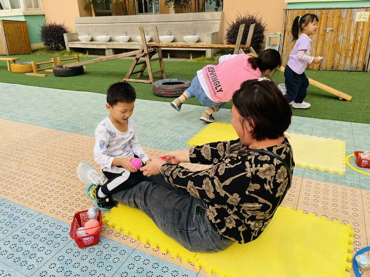 【生活燕幼·年级组动态】下庙分园：“大手牵小手，一起来运动”——中班半日开放暨亲子运动会活动_html_4b08fb3f.jpg