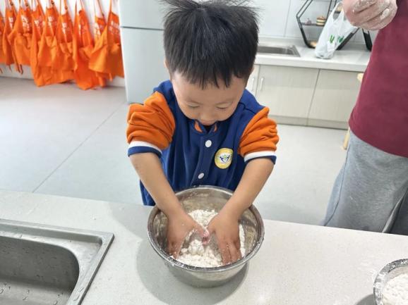 20231023【生活燕幼·园区动态】燕鸣苑分园：“爱满重阳 孝润童心”——重阳节活动_html_44055c6.jpg