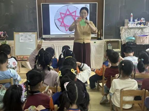 20250625 【生活燕幼·年级组动态】新城分园：家长“趣”课堂 携手“筑”成长】_html_5bab37f9.jpg