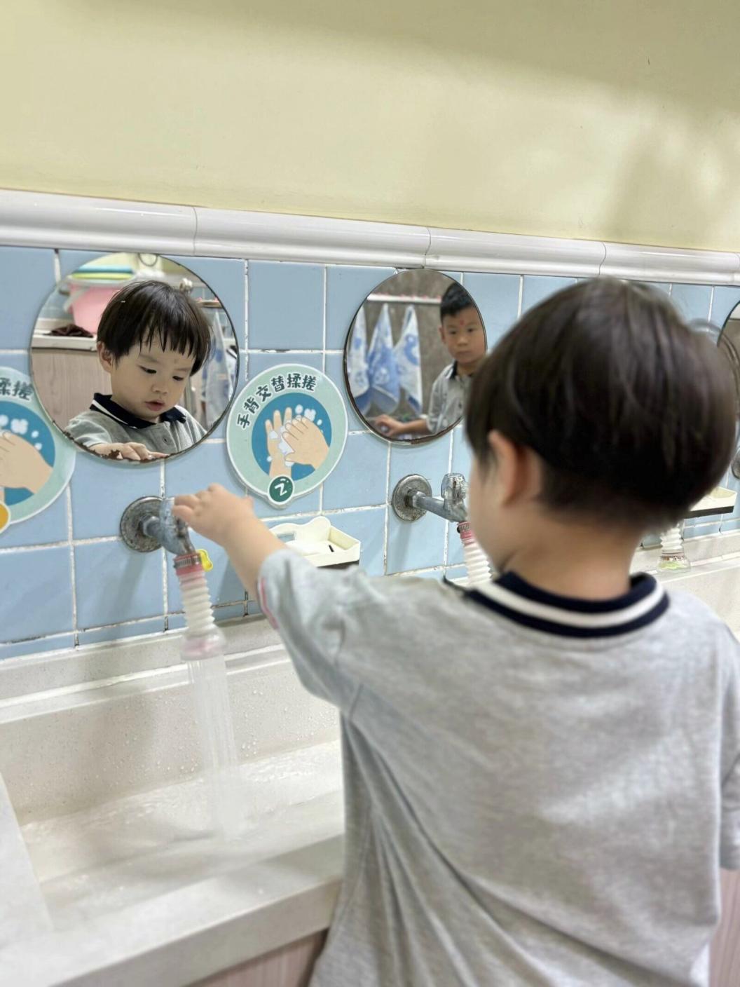 20240902新城开学第一天_html_m526bf22b.jpg