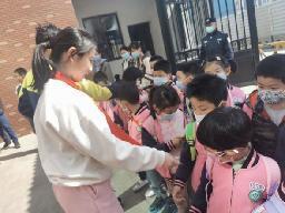 【生活燕幼·年级组动态】燕幼中心园“小学初体验，衔接零距离”——大班社区活动参观小学_html_177f400c.jpg