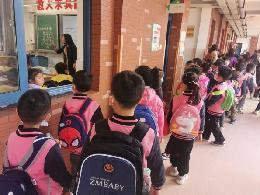 【生活燕幼·年级组动态】燕幼中心园“小学初体验，衔接零距离”——大班社区活动参观小学_html_745e61b9.jpg