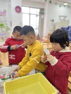 2023.3.24【生活燕幼·教研组动态】燕幼中心园：探索大奥秘 畅玩科学区---科学教研组区域游戏开放_html_1f3012a6.jpg