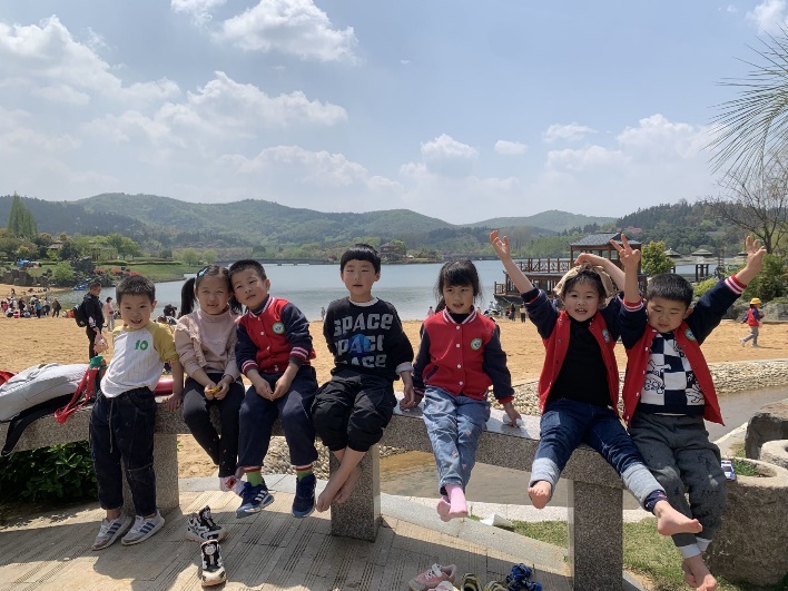 20230407 新城银杏湖春游_html_m12a55db8.jpg