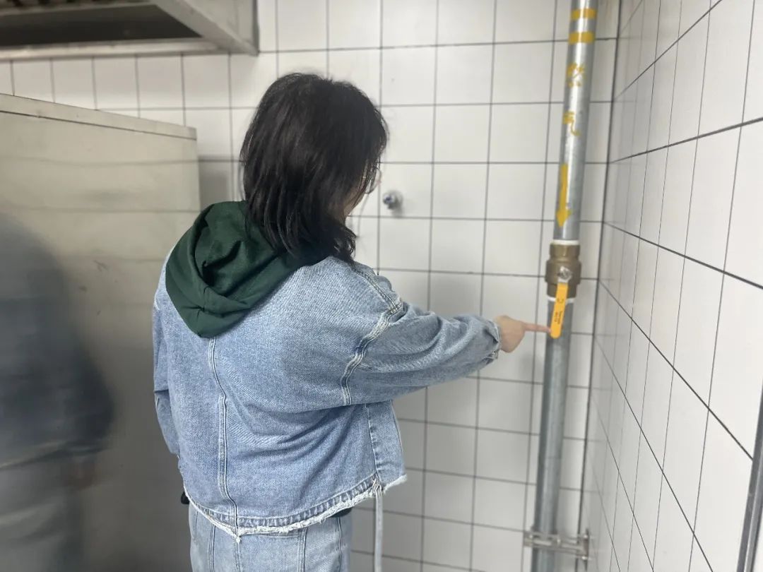 20230404【生活燕幼·安全第一】燕鸣苑分园：安全检查 ，防患未然——幼儿园清明节前安全检查_html_2390cde6.jpg