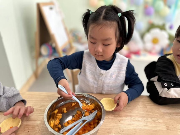 20241023  【生活燕幼&middot;园区动态】“霜降至，柿子红”——舌尖上的节气之霜降_html_m1675102d.jpg