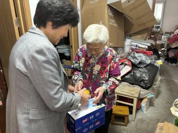 20241010【生活燕幼&middot;园区动态】“九九重阳 童心牵挂”——重阳节活动_html_6e9db427.jpg