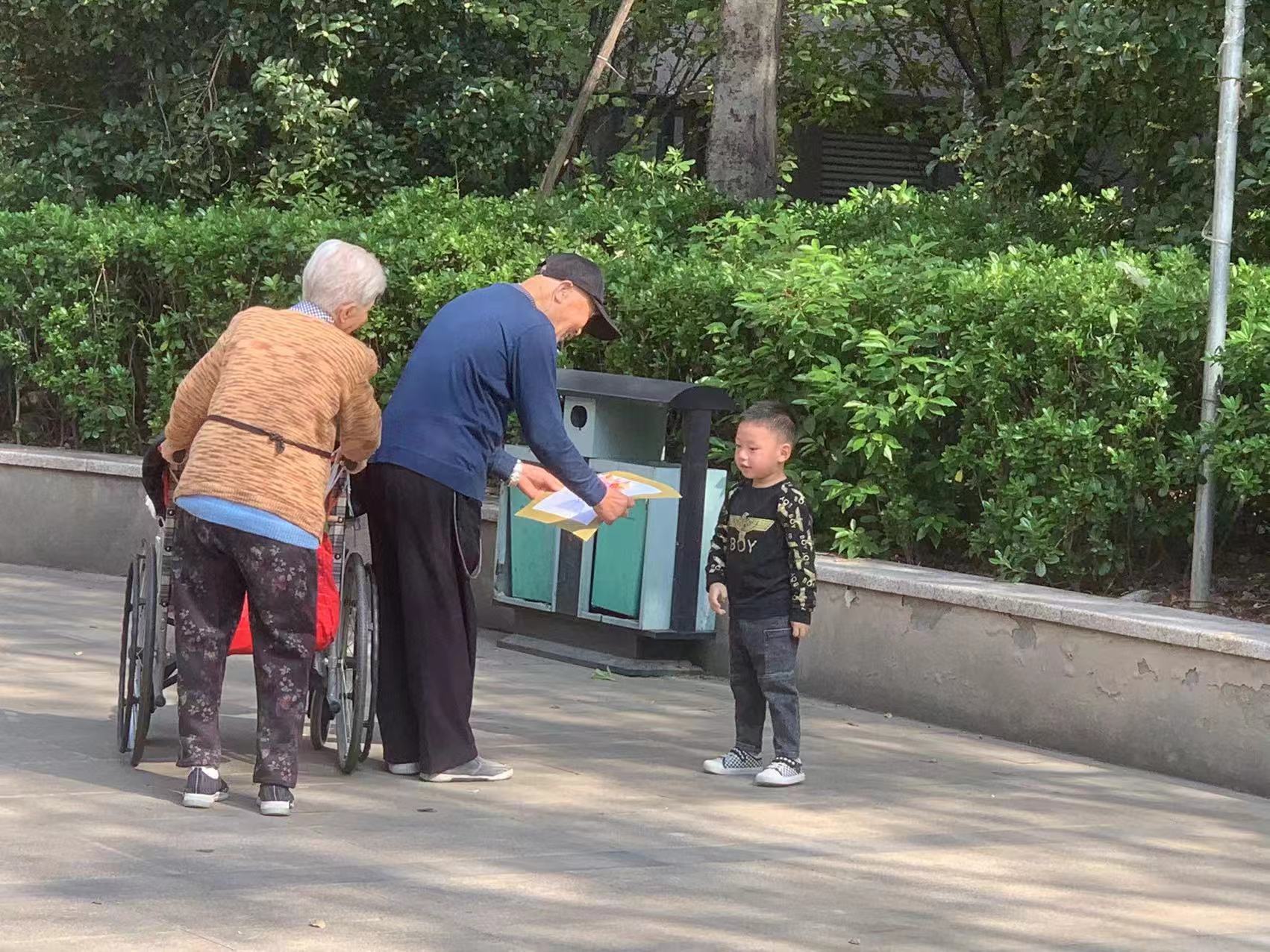 【生活燕幼·园区动态】下庙分园：“童心敬老，爱满重阳”——重阳节活动_html_49d4e59b.jpg