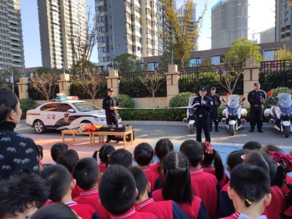 20201112新城警车进校园_html_af2d10a.jpg