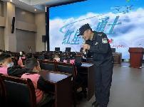 2023.3.14【生活燕幼·年级组动态】燕幼中心园：“走进派出所、警幼零距离”---中班年级组社区活动_html_m476caeb0.jpg