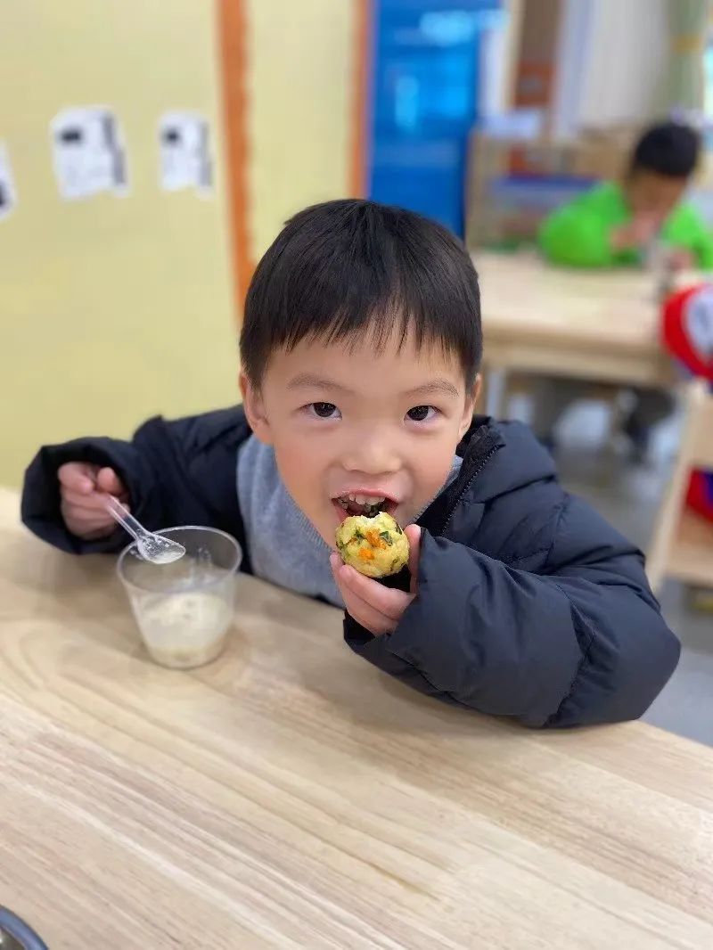 20230321【生活燕幼·园区动态】燕鸣苑分园：遇春分 知春意——舌尖上的节气之春分_html_120fdc56.jpg