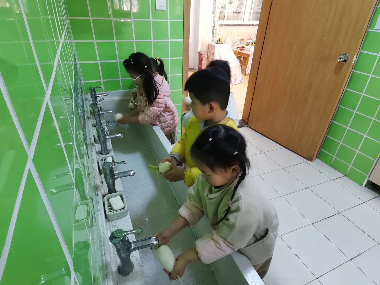 20231122【生活燕幼·园区动态】下庙分园：“轻盈小雪至，童心暖寒冬”——小雪节气活动_html_428153e.jpg
