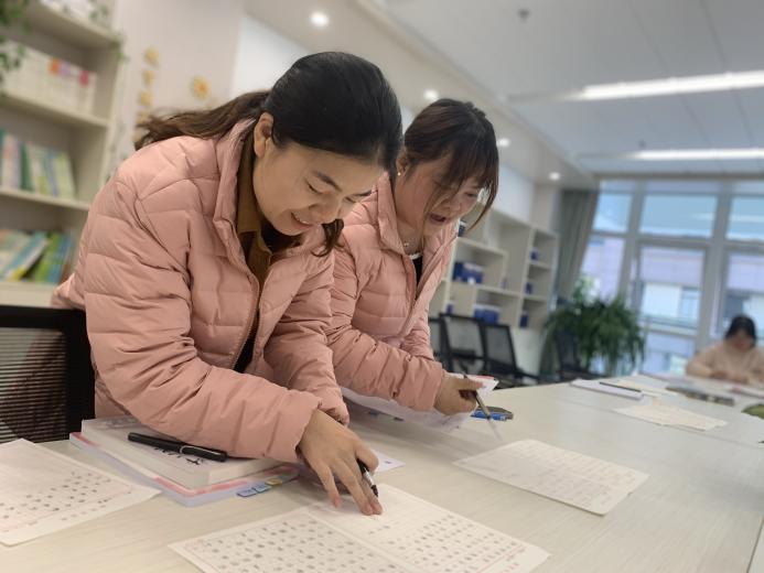 20231120【生活燕幼·园区动态】知行合一 求知善读——“行知领读活动”及“教师钢笔字比赛”_html_m672fab35.jpg