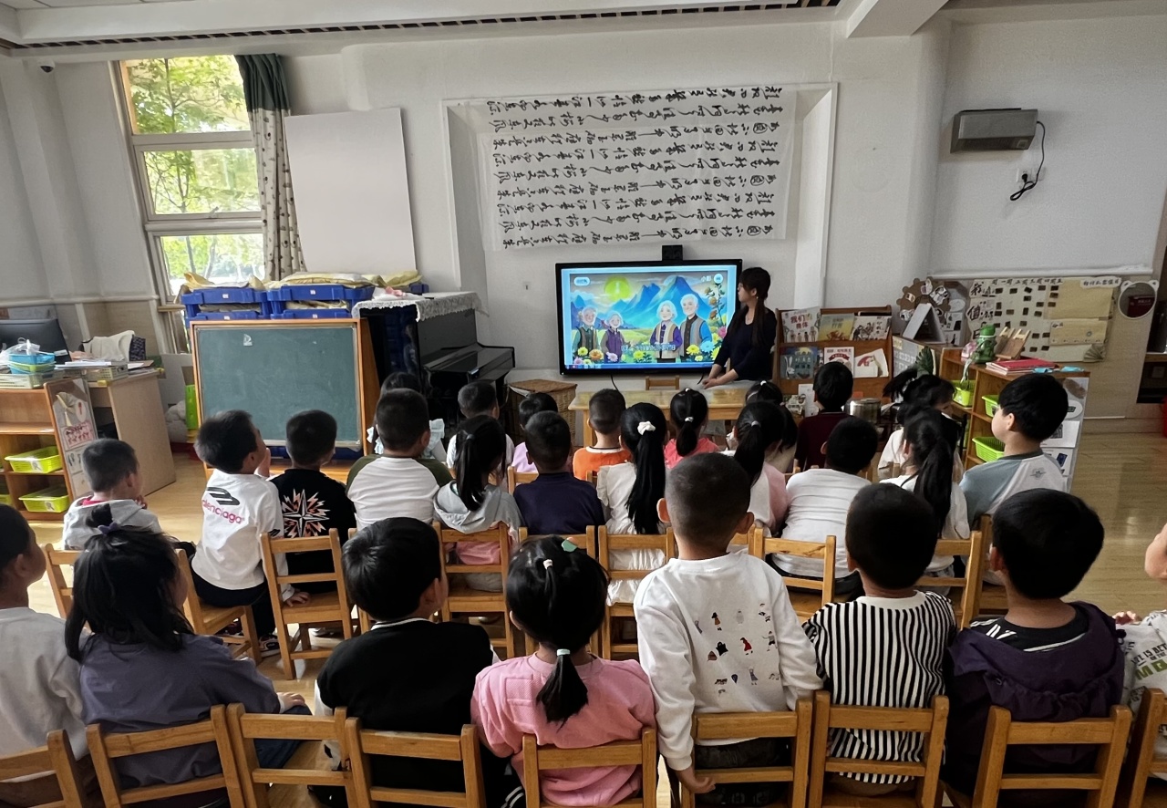【生活燕幼·园区动态】下庙分园：“童心敬老，爱满重阳”——重阳节活动_html_21ab322c.jpg